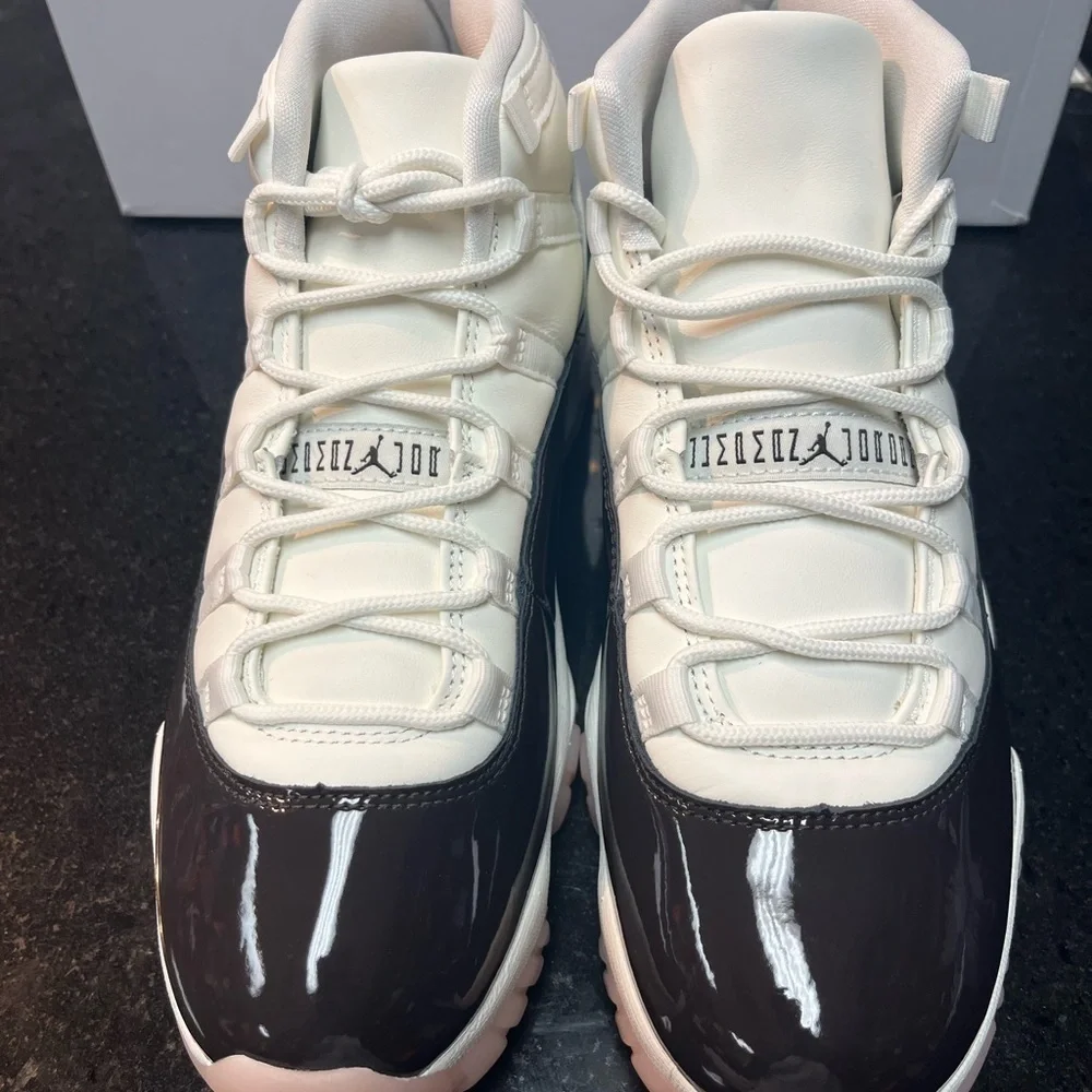 WOMEN'S AIR JORDAN 11 RETRO - 